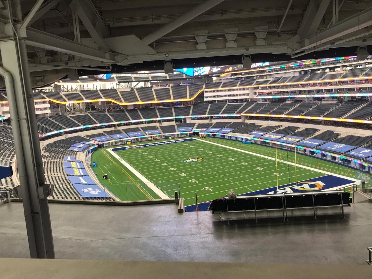 La nueva casa para los Rams y para los Chargers esta lista y es simplemente hermosa.