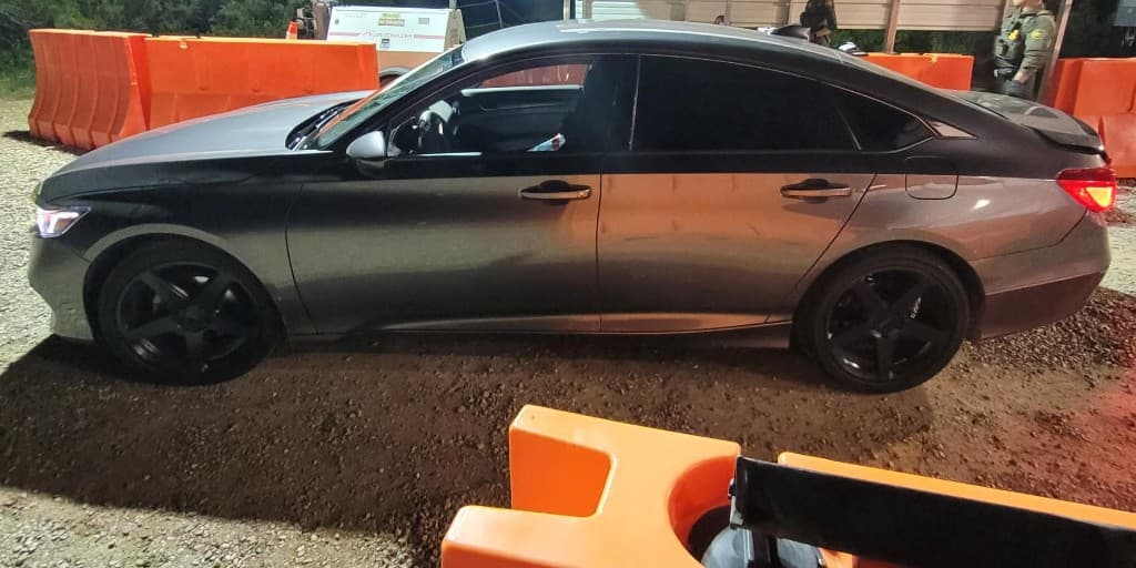 Descubrieron a dos adolescentes, de 18 y 13 años, dentro de la cajuela de un sedán. El conductor, un ciudadano estadounidense, que había sido condenado en 2007 por tráfico de personas enfrenta cargos penales.