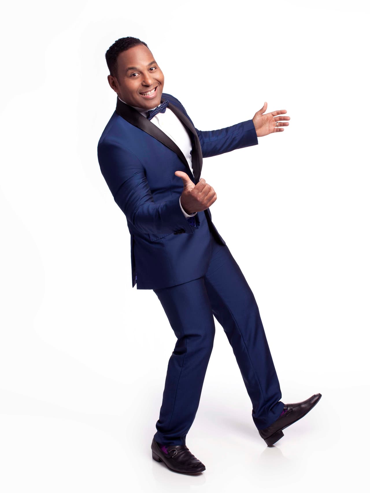 El periodista dominicano
<b>Tony Dandrades </b>es parte los anfitriones de Noche de Estrellas y también subirá al escenario a entregar uno de los premios de la gala.