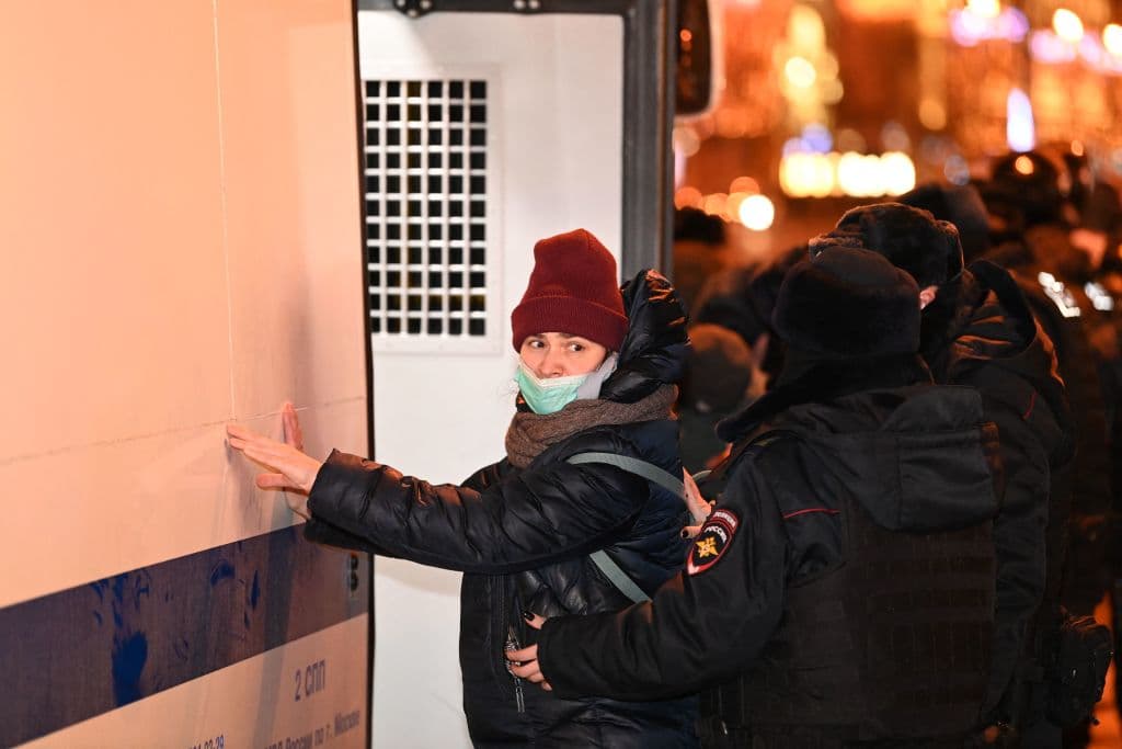 A pesar de las advertencias del gobierno, varios activistas pidieron a los ciudadanos a través de las redes sociales que desafiaran al gobierno y tomaran las calles.