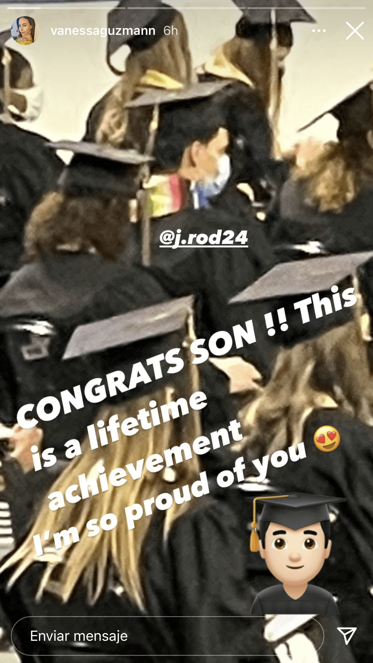 José Eduardo Rodríguez vive en EEUU y apenas
<b><a href="https://www.univision.com/famosos/hijo-de-vanessa-guzman-eduardo-rodriguez-graduacion-fotos" target="_blank"> en mayo pasado se graduó</a></b> de la Universidad de Texas.
<br>