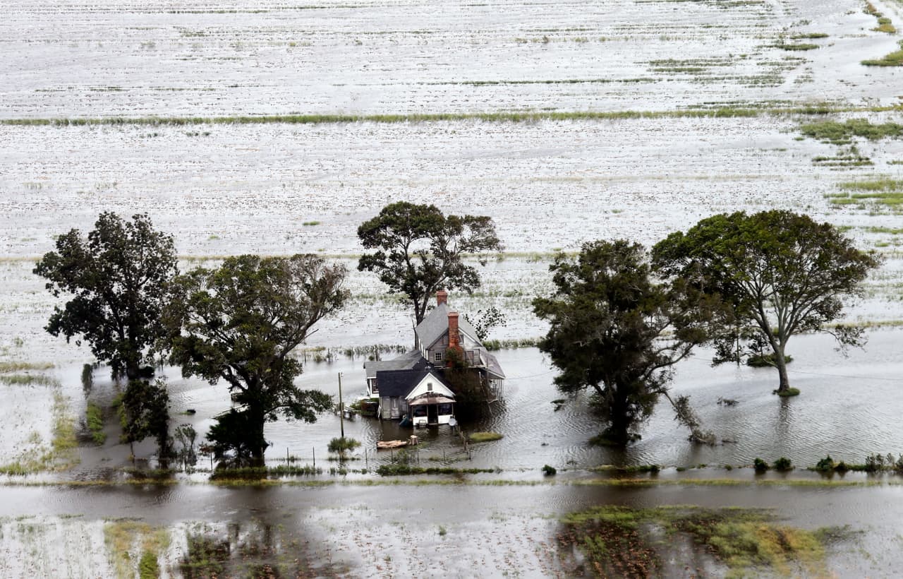 Una granja de Hyde County, Carolina del Norte, rodeada por las inundaciones. La lentitud en el movimiento de traslación de Florence es la que ha prolongado las fuertes lluvias y vientos.