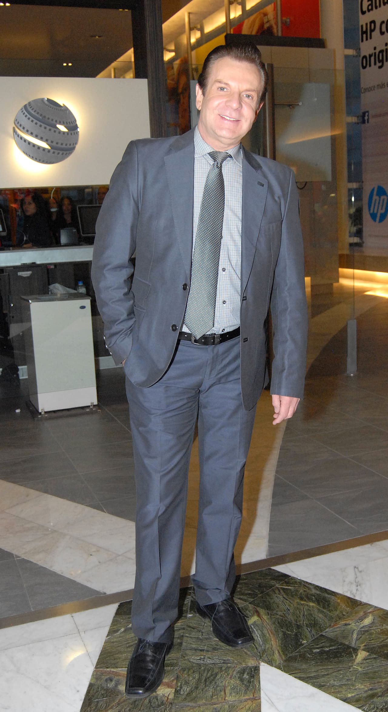 "Yo pienso que es un decisión de cada quien. Yo pienso que él tiene su propia experiencia. No podría yo opinar una cosa, ni negativa o positiva, yo no expondría una cosa así", concluyó el también cantante.