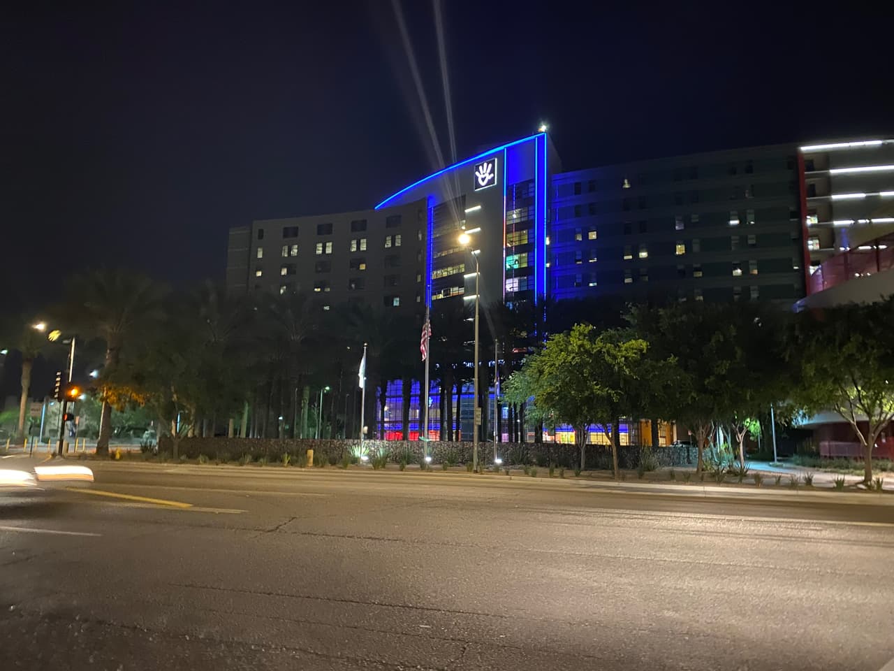 “¡Gracias Phoenix Children Hospital, por encenderlo en azul para apoyar a los profesionales médicos y trabajadores en primera línea de Arizona!” publicó el gobernador Doug Ducey a través de Twitter.
<br>