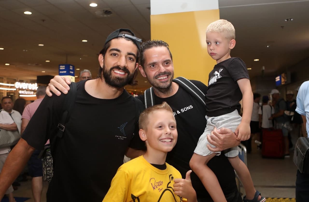 ¡Llega a Grecia! Rodolfo Pizarro se toma fotos con fans del AEK