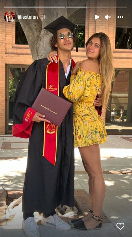 La dinastía Estefan cruzó todo el país para celebrar junto al jovencito de 22 años este gran logro académico que marca el inicio de su vida profesional.
<br>