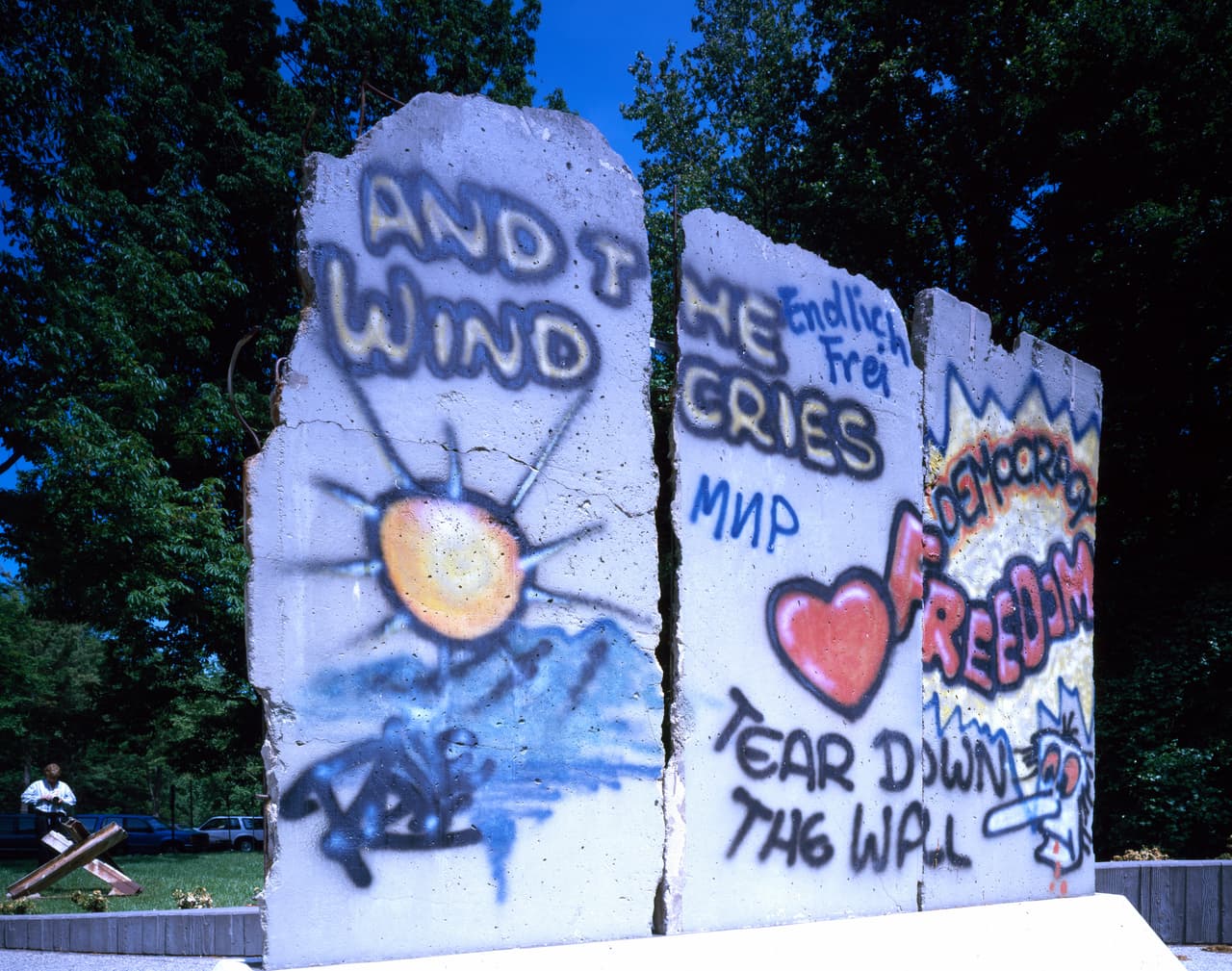Se dice que más de 40,000 segmentos fueron aplastados para 
<b>fabricar materiales principalmente para la construcción de carreteras </b>en Alemania, mientras que otros pedazos sobrevivieron intactos. El Newseum de Arlington, Virginia, un museo interactivo de noticias y periodismo, también es conocido por albergar una gran colección de fragmentos, entre otras muchas piezas históricas y de arte.