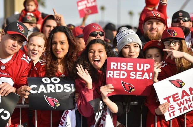 Cientos de fans de los Cardenales de Arizona se congregaron en el aeropuerto Phoenix Sky Harbor para apoyar y despedir a su equipo, el cual enfrenta un gran reto en Carolina del Norte que podría darles el boleto para ir al Super Bowl.