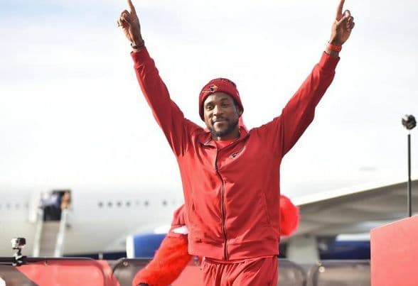 Cientos de fans de los Cardenales de Arizona se congregaron en el aeropuerto Phoenix Sky Harbor para apoyar y despedir a su equipo, el cual enfrenta un gran reto en Carolina del Norte que podría darles el boleto para ir al Super Bowl.