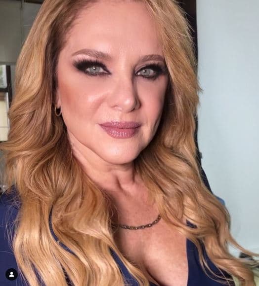 Eso sí, en una ocasión el maquillista profesional aprovechó la caja de comentarios para acusar a 'la reina del Tik Tok' de ser "inquieta" cuando la está maquillando.