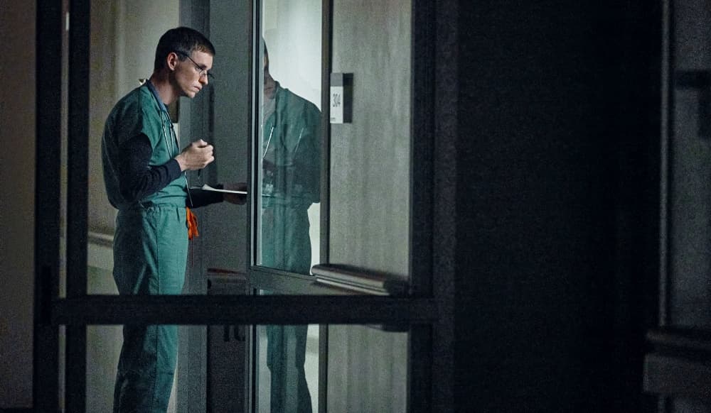 Eddie Redmayne como Charlie Cullen en 'The Good Nurse' de Netflix