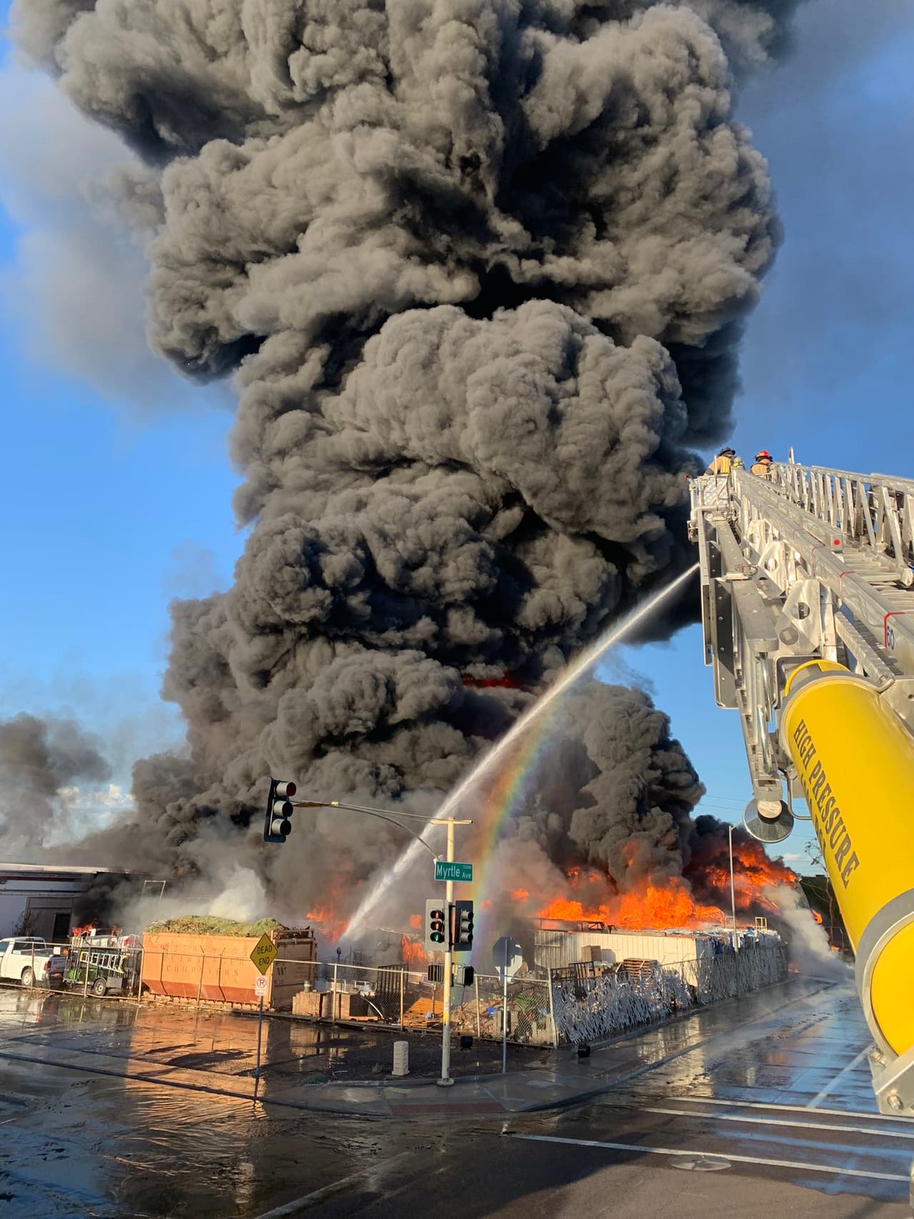Afortunadamente no se reportaron heridos civiles durante este incidente, pero un bombero tuvo que ser tratado y transportado por una enfermedad relacionada con el calor.
