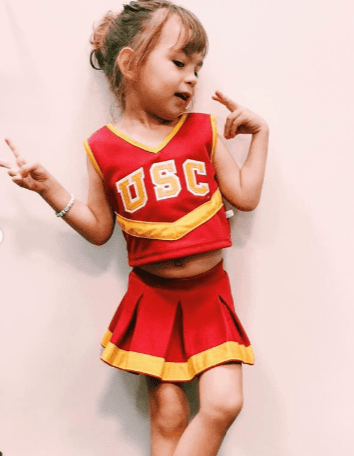 No cabe duda de que Michelle fue la sensación. Esta pequeña porrista se divirtió echándole porras al equipo de su hermana.