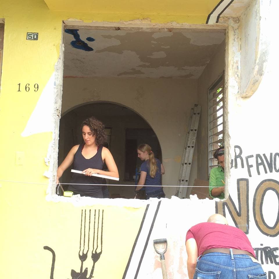 Voluntarios rehabilitando la Casa Taft.