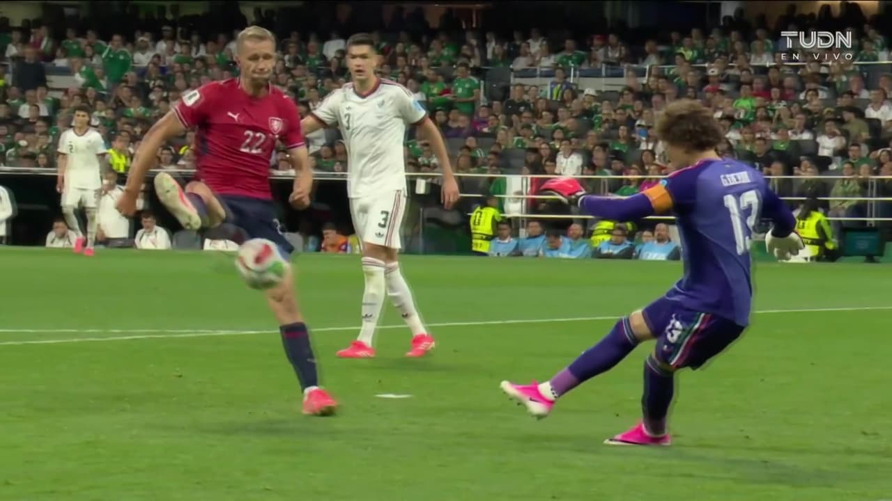 ¡Escalofriante lesión! Tomás Soucek tiene que salir del campo y asusta a todos