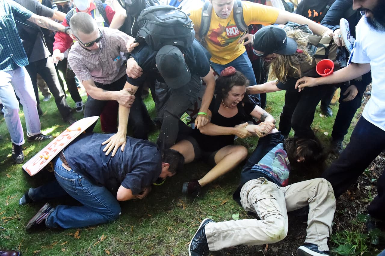 De las palabras llegaron a los golpes.