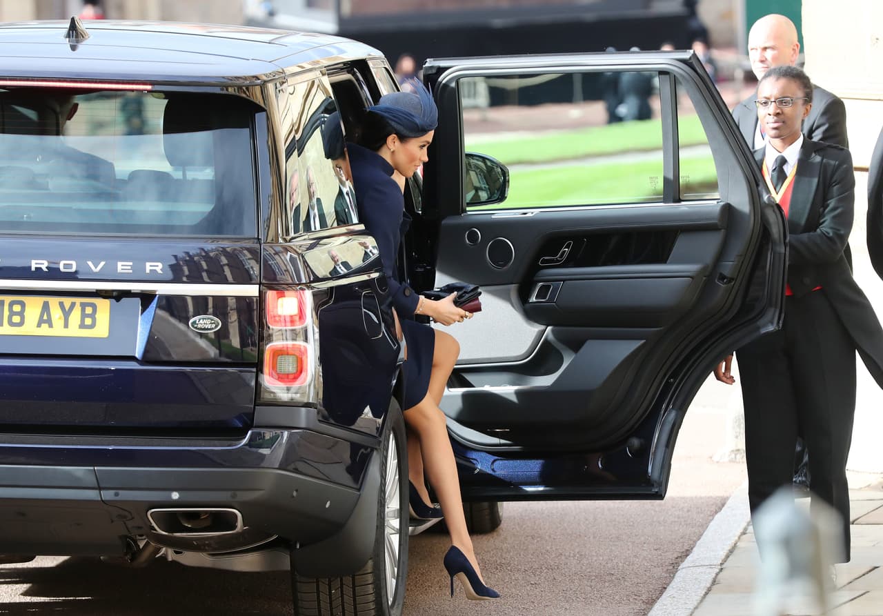 Fue así que Meghan Markle quedó parcialmente opacada, con un atuendo en sobrio color oscuro. Al parecer una elección tomada con la intención de no opacar a la novia.