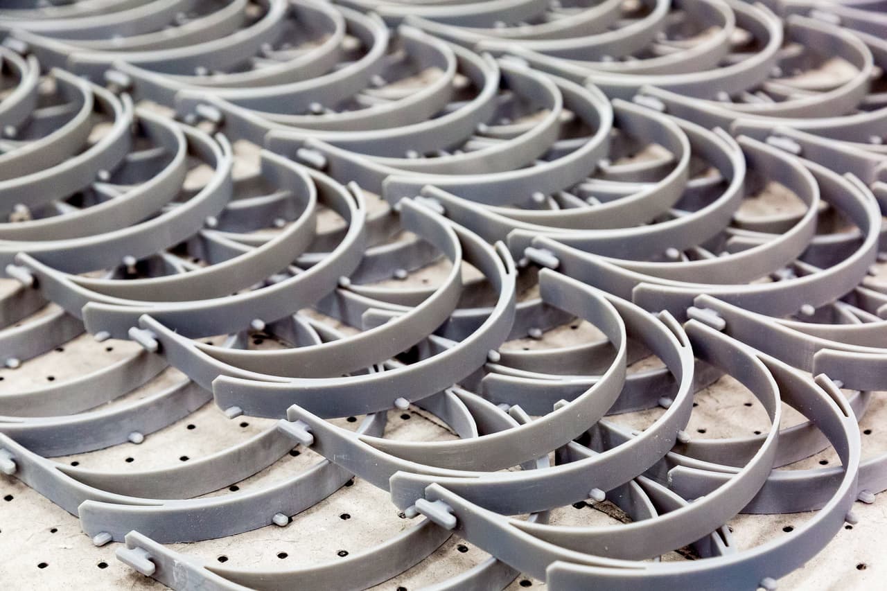 Trabajadores de General Motors producen protectores faciales utilizando impresión 3D en el GM Tech Center en Warren, Michigan.