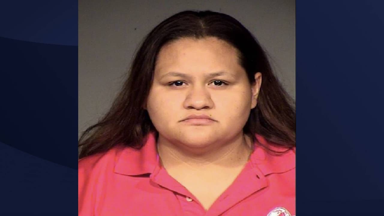 Sandra Jessica Acuna, hispana de 29 años, es buscada por 6 cargos de abuso infantil. Pesa 200 libras, mide 5 pies y 7 pulgadas, tiene cabello negro y ojos color café. Llame al 480- 837-8446 si tiene información. Hay una recompensa de $5,000. 
<br>