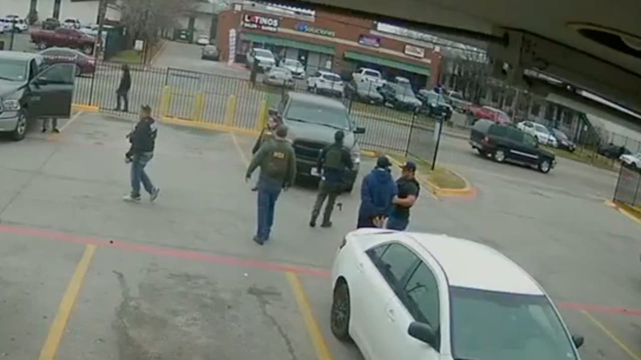 El hombre fue llevado esposado afuera del local, 
<b>donde había más agentes y autos de los mismos oficiales. El arresto fue parte de las 86 detenciones en el norte de Texas como parte de los operativos de inmigración. </b>