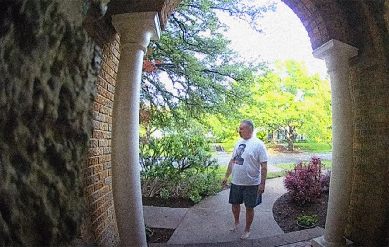 Los gritos desesperados de una mujer sorprendieron a varios vecinos del una zona habitualmente tranquila de Fort Worth donde segundos antes una
<a href="https://www.univision.com/local/dallas-kuvn/rescatan-a-la-nina-de-8-anos-que-fue-raptada-por-un-hombre-en-fort-worth-y-el-sospechoso-esta-tras-las-rejas-video" target="_blank">niña de 8 años había sido secuestrada</a>.