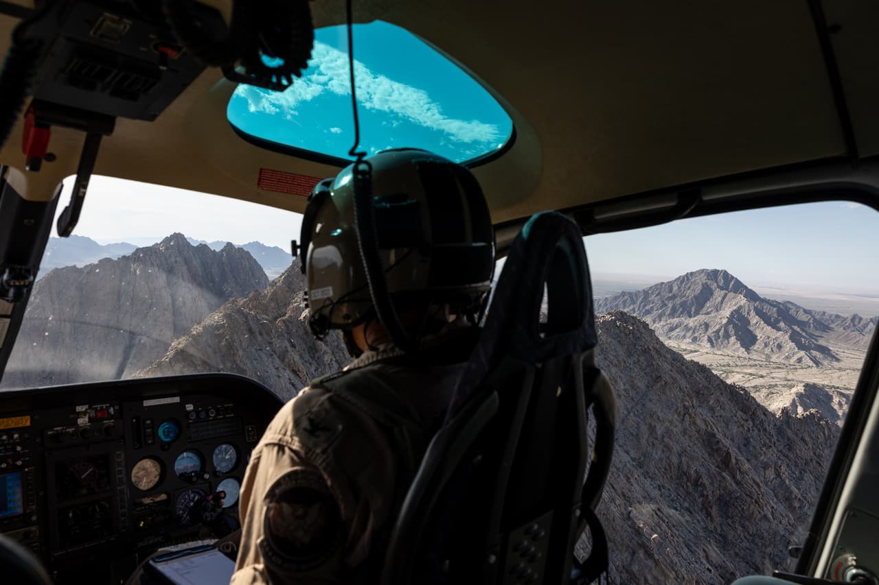 La patrulla de helicópteros de Aduanas y Protección Fronteriza (CBP) de EEUU busca inmigrantes que cruzan ilegalmente la frontera cerca de Welton, Arizona. Los agentes de interdicción aérea de las Operaciones Aéreas y Marinas, parte de CBP, realizan patrullajes constantes sobre las áreas fronterizas y se coordinan con los agentes de la Patrulla Fronteriza en el terreno para interceptar a los inmigrantes. Las autoridades migratorias realizaron más de 2 millones de arrestos a lo largo de la frontera sur durante el año fiscal 2022, que finalizó el 30 de septiembre, la primera vez que alcanza ese umbral histórico.