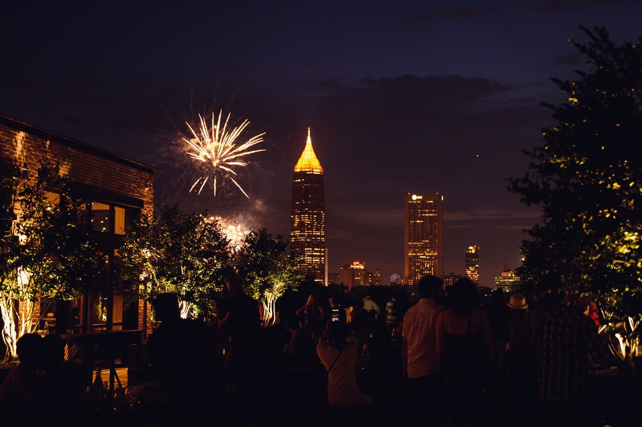 <a href="https://roller.app/theroof/products/4thofjuly?date=20220702#/sessions"><b>Fourth of July on The Roof at Ponce City Market (2 de julio)</b></a>. Celebra este Día de la Independencia temprano en The Roof en Ponce City Market. El sábado 2 de julio, The Roof organizará su fiesta anual del 4 de julio de 11 a. m. a 12 a. m. Habrá una gran variedad de entretenimiento, comenzando con artistas de globos y un mago de 12 a 4 p. m., seguido de música de DJ a las 8 p. m. y un espectacular espectáculo privado de fuegos artificiales a las 9:30 p. m.
