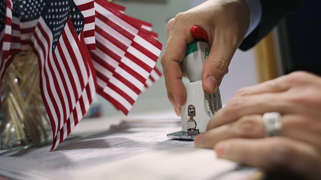 Solicitudes de asilo político en riesgo por demoras en la Oficina de Inmigración