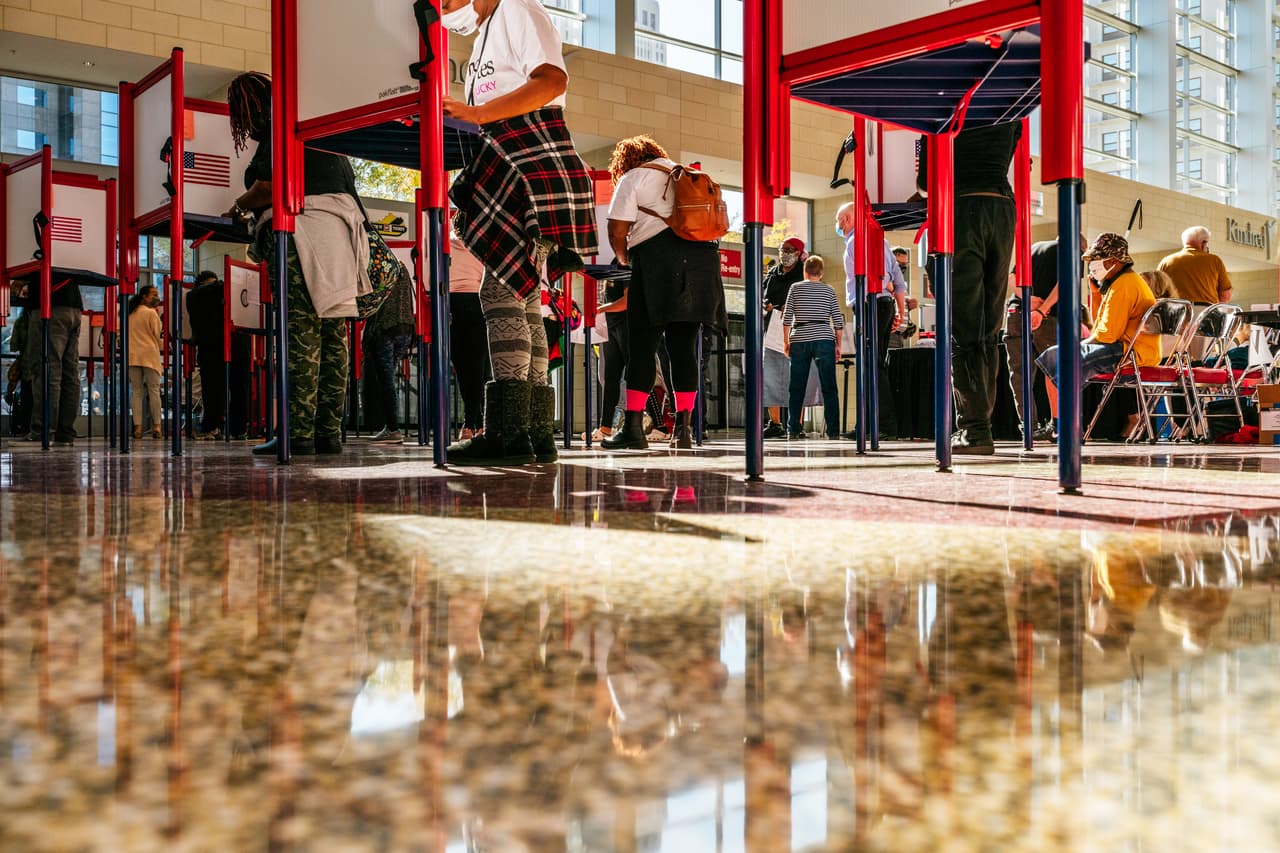 En Kentucky, el voto anticipado en persona comenzó el 13 de octubre y muchos centros se llenaron, como el que fue establecido en Centro KFC YUM de la ciudad de Louisville (en la fotografía). En este estado se podrá votar anticipadamente hasta el 2 de noviembre.
<br>
