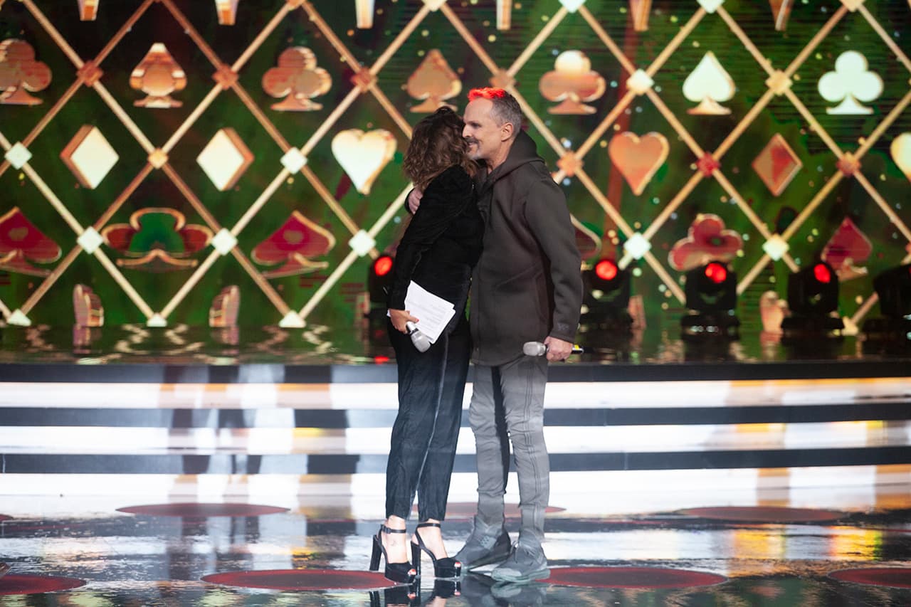 En exclusiva para Univision Entretenimiento Galilea Montijo señaló: "Ay, le regalé un ramo de flores, una canasta de dulces típicos mexicanos y un pastel".