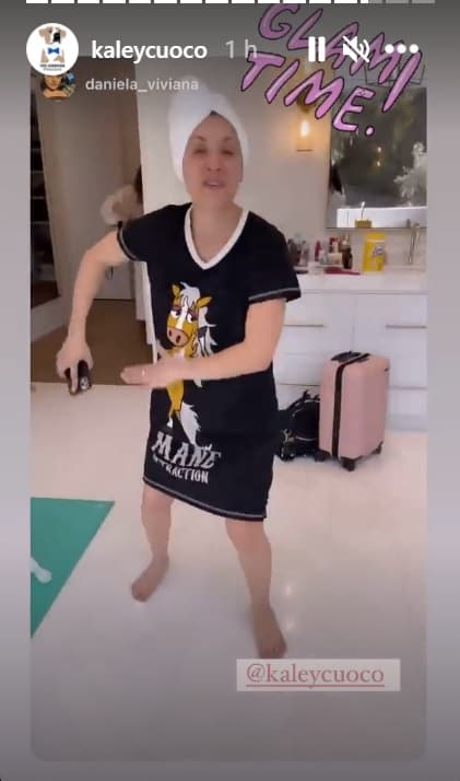 Kaley Cuoco no paró de emoción para vestirse y maquillarse como se merecía ante la gran gala. Ella consiguió una nominación a Mejor Actriz en una Serie de Comedia o Musical por 'The flight attendant'.