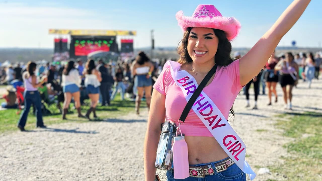 Algunas personas asistieron con entusiasmo al tan esperado festival para celebrar ocasiones especiales, como esta joven que, emocionada, 
<b>decidió festejar su cumpleaños en medio de una multitud de miles de personas y en compañía de unos 90 artistas</b>.