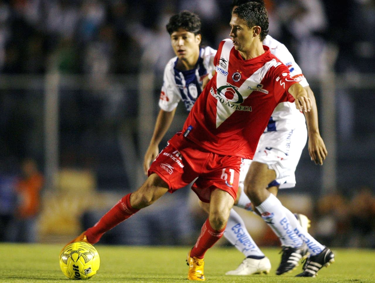 Miguel Layún, nacid el 25 de junio de 1988, debutó a los 18 años en el fútbol profesional mexicano con Veracruz. Ahí se afianzó como lateral izquierdo.