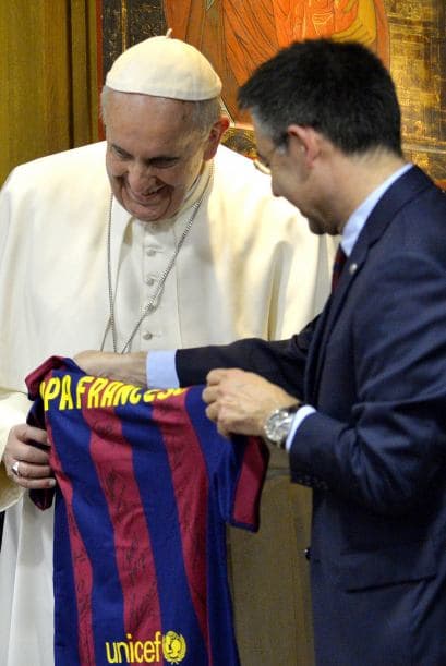 Jorge Mario Bergoglio recibe una camiseta del FC Barcelona de manos del presidente del club, Josep María Bartomeu.