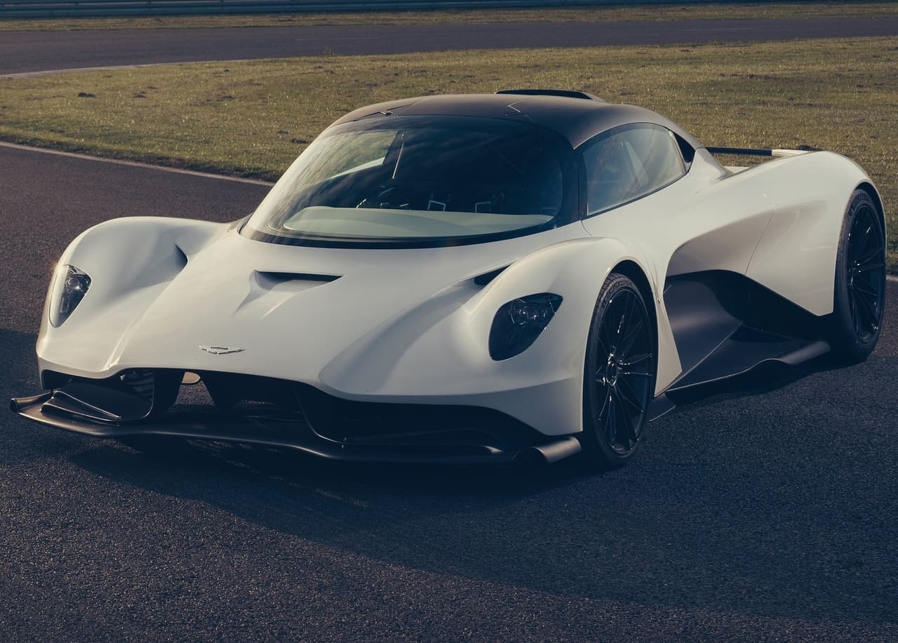 <h3 class="cms-H3-H3"><b>Aston Martin Valhalla - 1,000? caballos de fuerza</b></h3>
<br>
<br>Aston Martin aún no revela las prestaciones del sistema de propulsión híbrido en el Valhalla, pero tomando en cuenta que el Valkyrie cuenta poco más de 1,100 caballos de fuerza, podemos predecir que su potencia está en el mismo rango. Sólo se venderán 500 unidades de este hiperdeportivo a clientes escogidos por la firma.
<br>