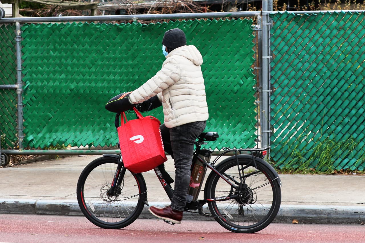 DoorDash contrata a repartidores de tiempo completo para hacer entregas rápidas en NYC