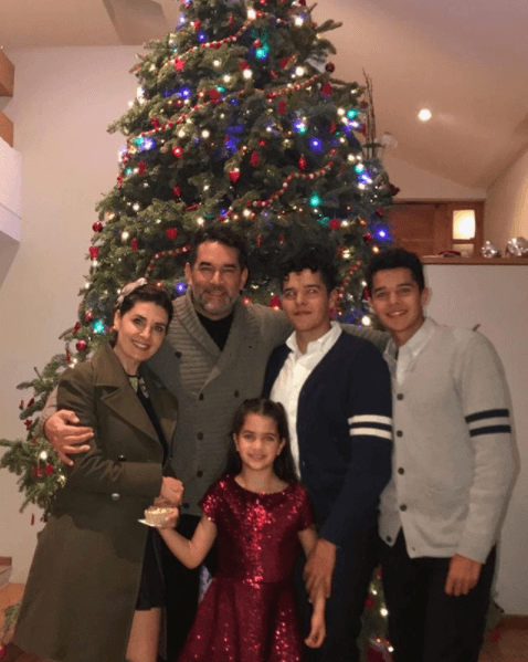 Eduardo Santamarina y Mayrín Villanueva compartieron esta postal navideña acompañados por Julia, la hija de ambos, así como por los gemelos José Eduardo y Roberto Miguel, hijos de Itatí Cantoral y el actor.