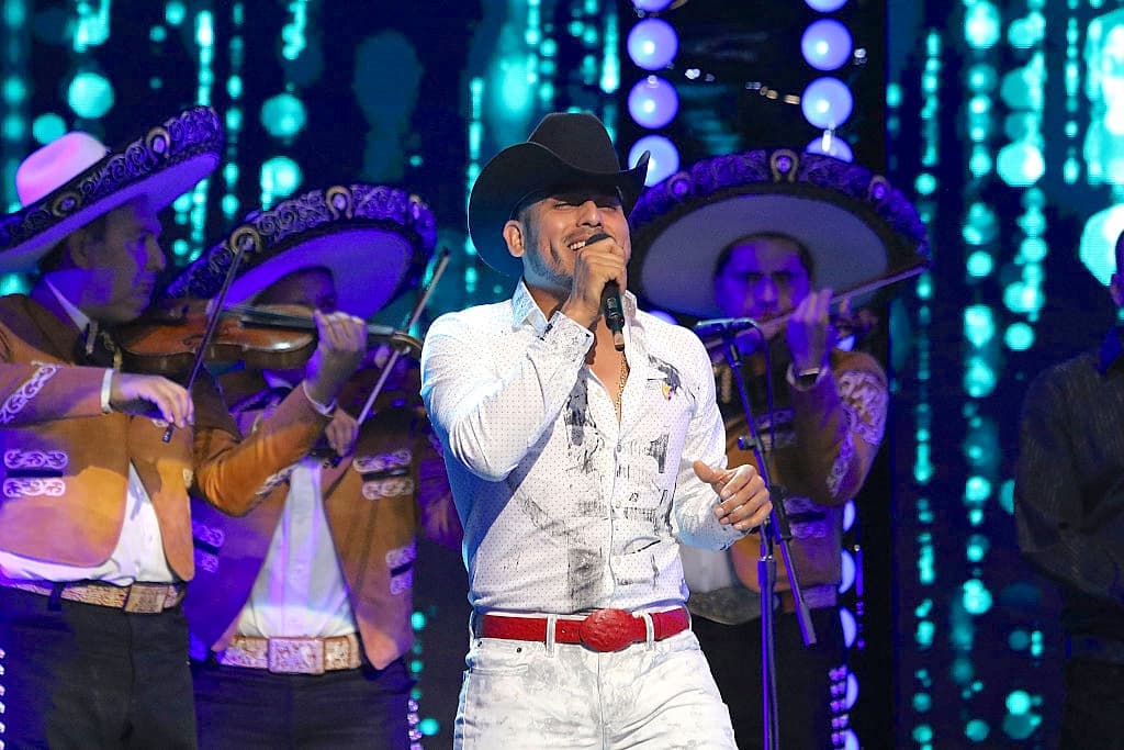 Desde que comenzó su carrera, 
<b>Espinoza Paz</b> destacó como uno de los mejores cantantes de música regional mexicana. En la edición 2019 de Premios Juventud, se enfrentará a cuatro cantantes urbanos: 
<b>Daddy Yankee, Maluma, Ozuna</b> y 
<b>Bad Bunny,</b> a los que debe vencer si quiere quedarse con el premio Singer + Songwriter + Composer.