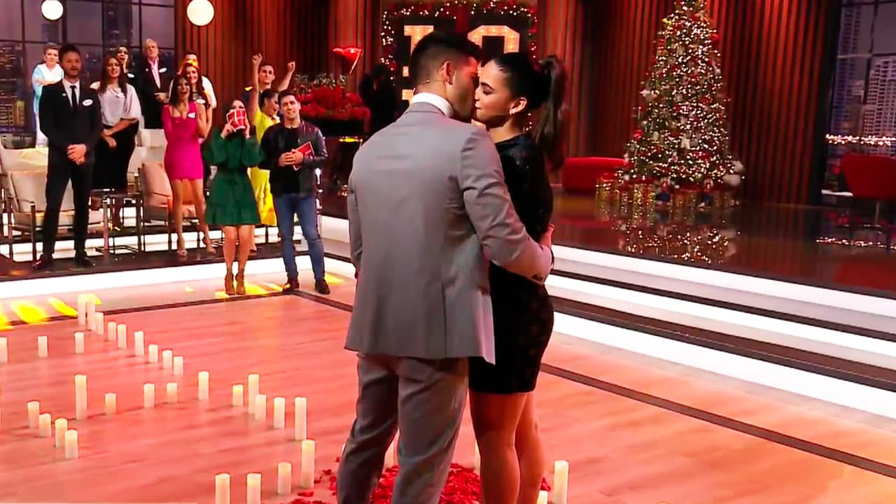 La pareja regresó al programa para mostrar que su romance iba de maravilla y Renier aprovechó la ocasión para pedirle a Valeria que fuera su novia. Ella dijo “que sí, que sí” y se dieron un apasionado beso.