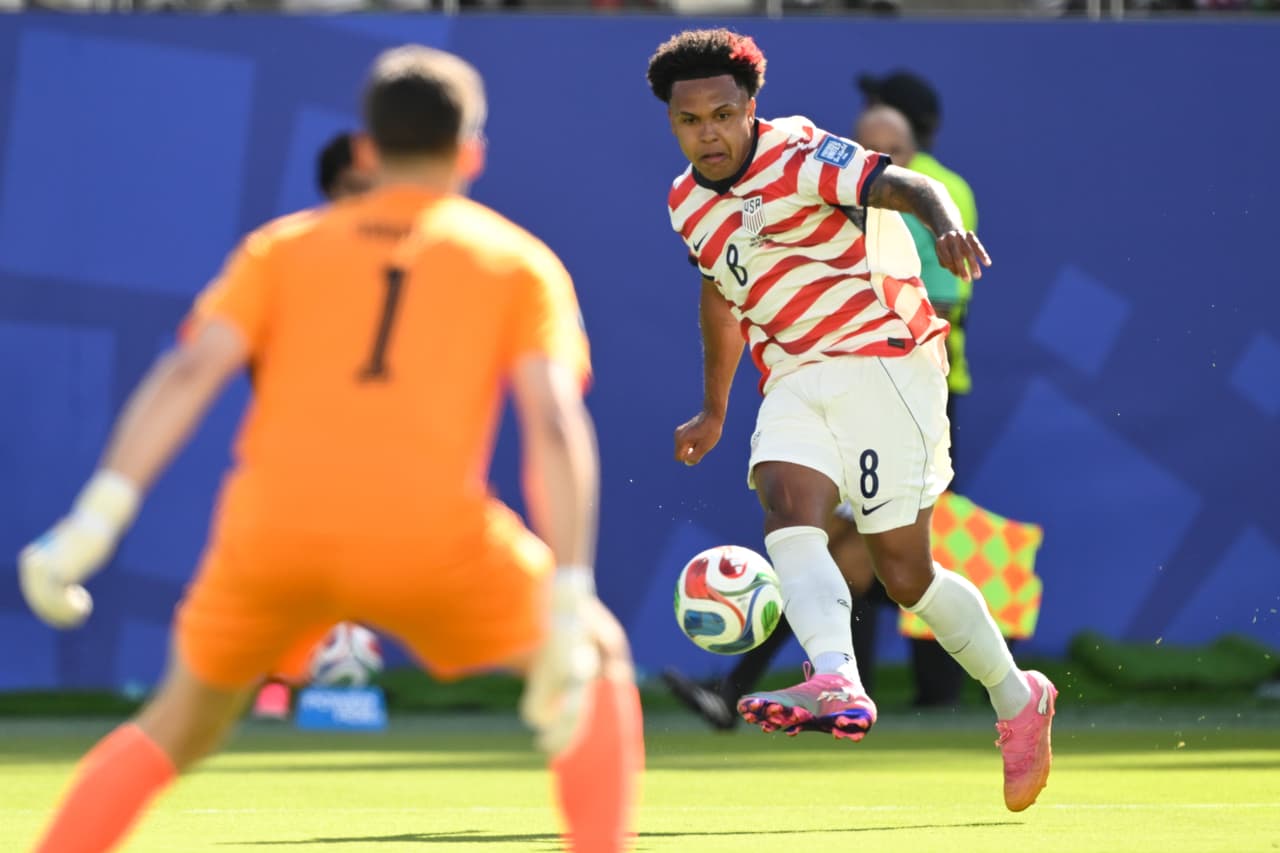 Weston McKennie (8), de Estados Unidos, centra el balón mientras el portero de Bosnia, Nikola Vasilj (1), observa la acción durante el partido de dieciseisavos de final de la Copa del Mundo entre Estados Unidos y Bosnia en Santa Clara, California, cerca de San Francisco, el miércoles 1 de julio de 2026.