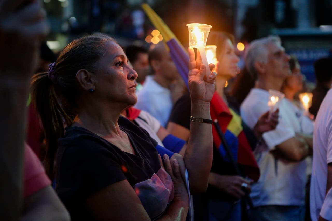 La vigilia terminó cerca de las 7:00 de la noche cuando los sacerdotes dieron por terminada la misa y pidieron a los manifestantes retirarse pacíficamente a sus hogares.