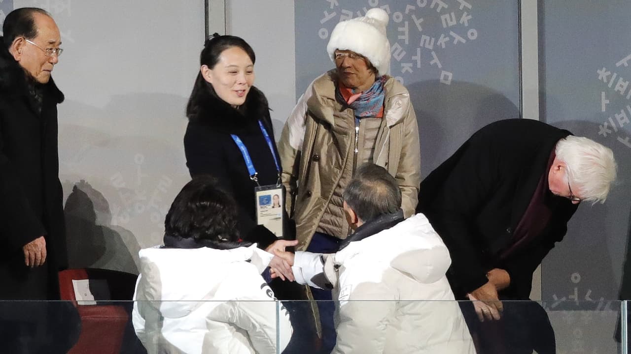 La hermana de Kim Jong Un se estrecha la mano con el presidente de Corea del Sur, un hito en las relaciones entre los dos países 
