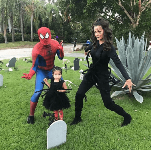 Vestidos de 'arañas', fue como disfrutaron del Halloween 2017.