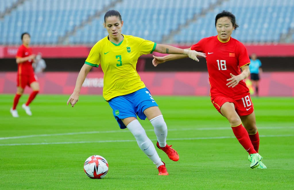 Brasil golea a China 5-0 durante la primera Jornada del futbol femenino. Martha fue la autora de dos tantos, convirtiéndose en la primera jugadora en anotar gol en cinco Juegos Olímpicos. Debinha, Alves y Beatriz sumaron para el triunfo carioca.