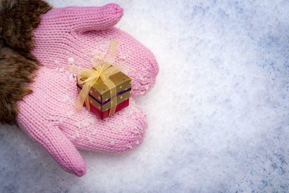 Jamás debes regalar guantes. Si lo haces, debes recibir algo a cambio, de lo contrario ambos tendrán mala suerte.
<br>