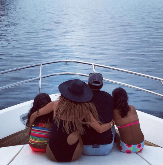 "Gracias Dios por bendecirme con el mejor compañero de vida y padre para mis hijas. Gracias por ser el centro de nuestra unión".