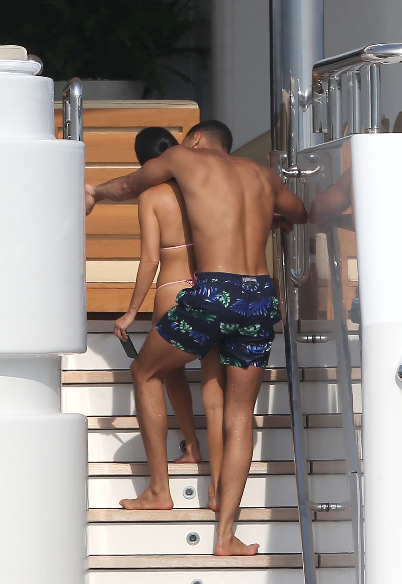 Toda la semana, las hermanas Kendall Jenner y Kourtney Kardashian han sido vistas disfrutando del sol en un yate en la localidad francesa de Antibes. Kourtney ha estado con su novio, Younnes, mientras Kendall Jenner ha optado por broncearse y pasear sobre un paddleboard y un jet-ski.