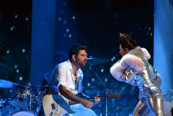 Alejandra Guzmán sacó su lado rockero con su guitarrista.