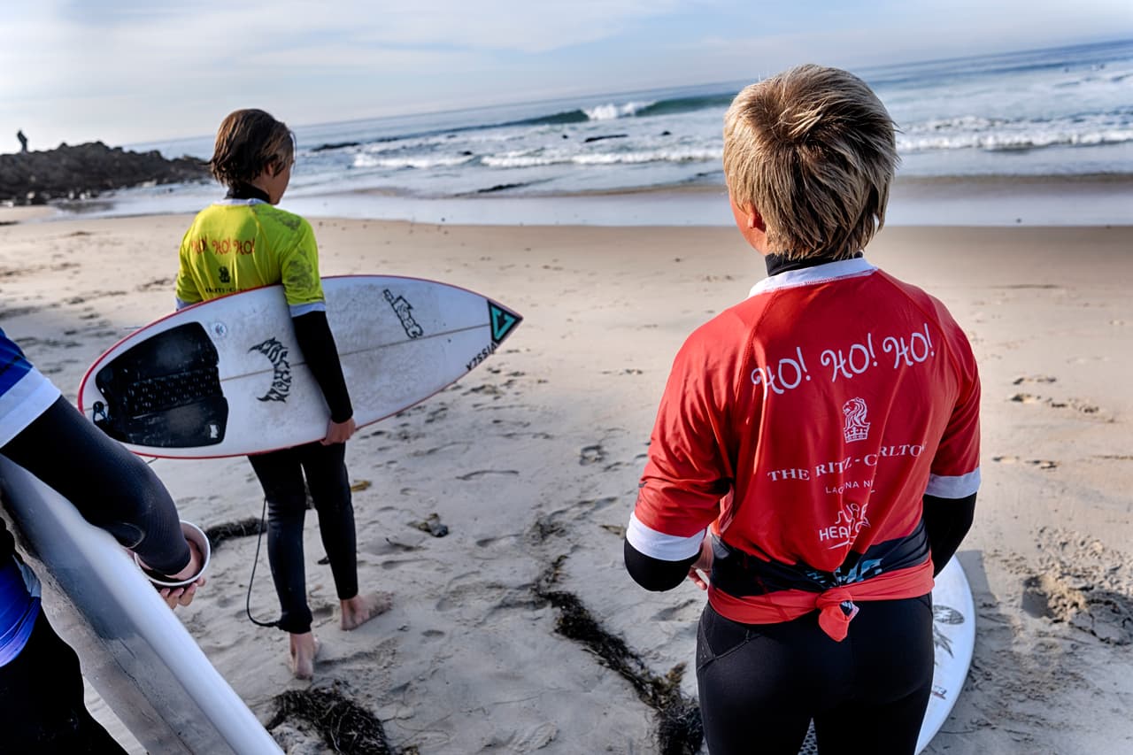El hotel comenzó con una subasta de tablas de surf navideñas (ahora en su decimosexto año), antes de crear una competencia de surf navideña.