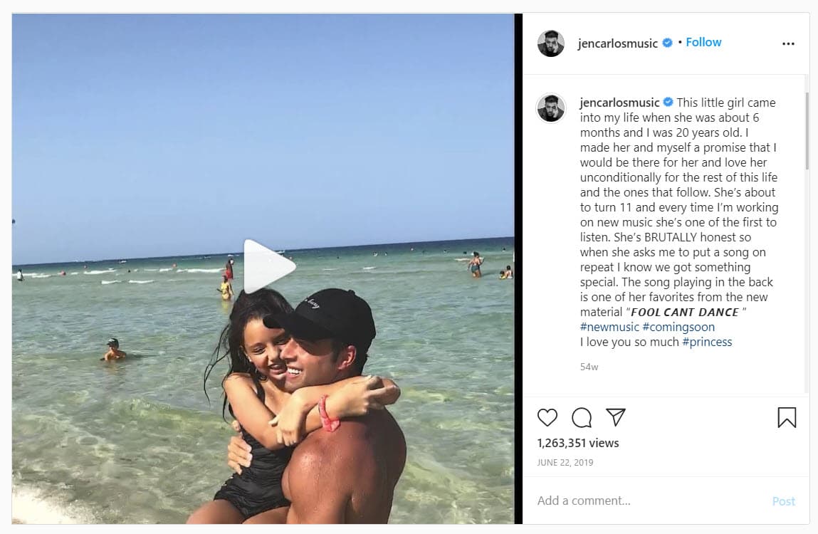 "Esta niñita llegó a mi vida cuando tenía 6 meses y yo tenía 20 años, 
<b>le prometí </b>y me prometí que estaría siempre para ella y 
<b>que la amaría incondicionalmente por el resto de esta vida y de la que sigue</b>", se lee en esta publicación.
<br>